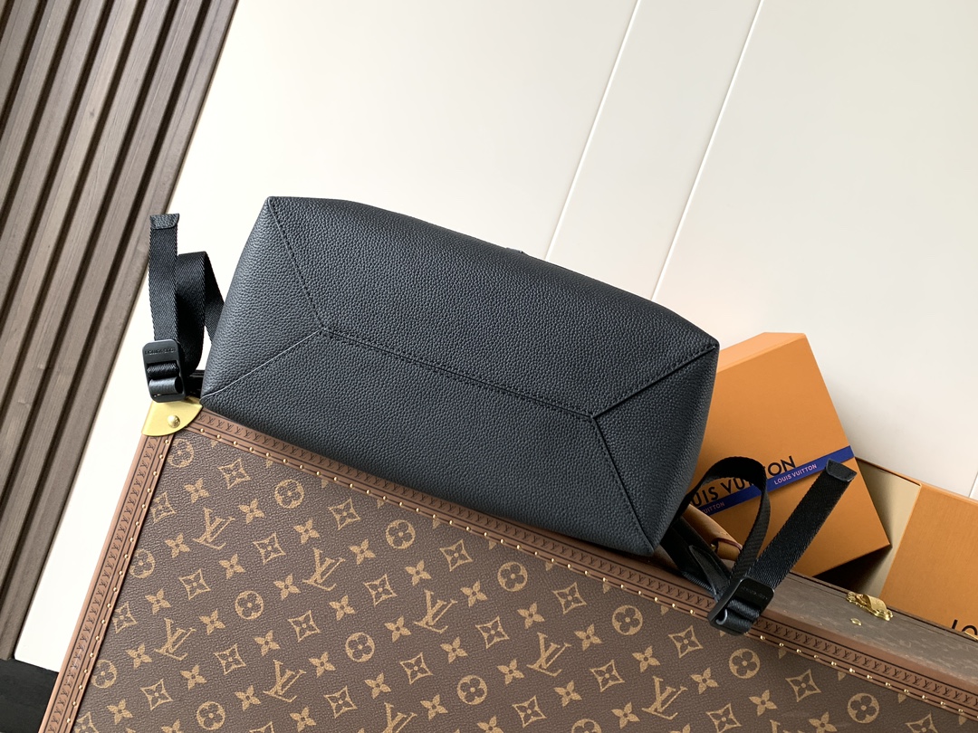 Louis Vuitton Fastline 双肩包取材柔软耐磨的蜡面牛皮革 以粒面纹理和压纹 LV 字母打造摩登商务之选