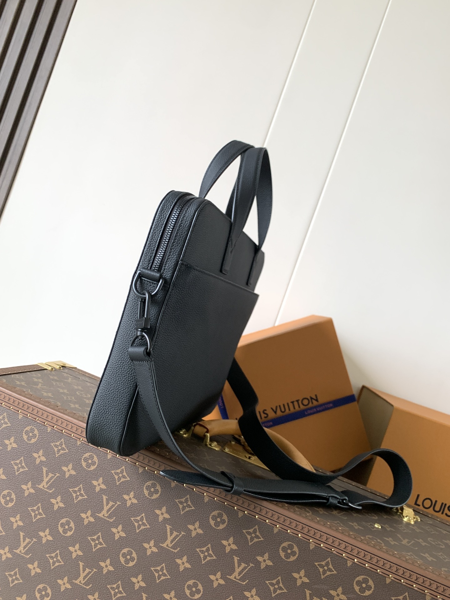 Givenchy M15258黑色(头层皮) 变码芯片163C Gate 公文包选用蜡面牛皮革塑造轻柔构型和充裕空间