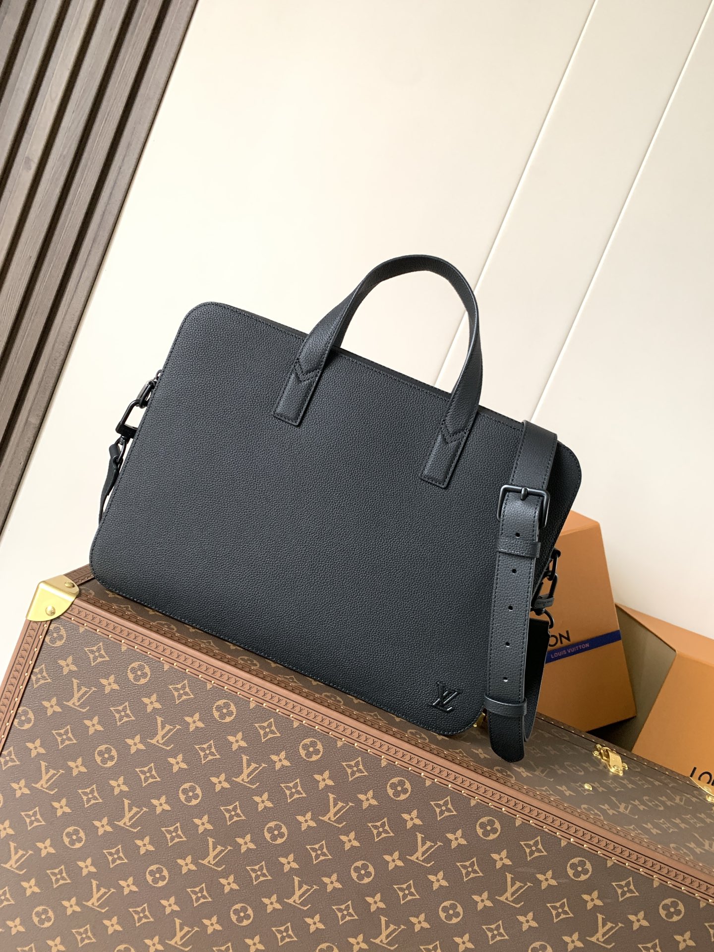 Givenchy M15258黑色(头层皮) 变码芯片163C Gate 公文包选用蜡面牛皮革塑造轻柔构型和充裕空间