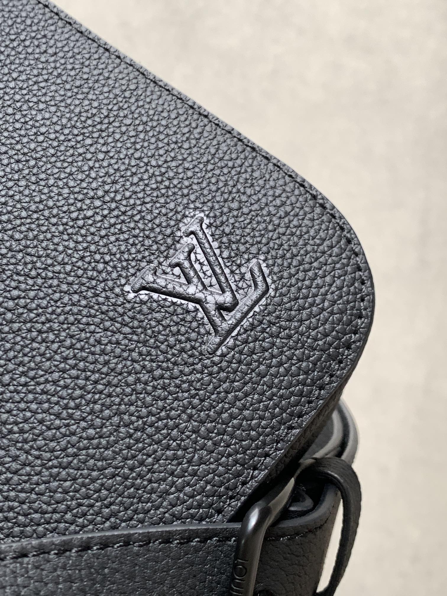Givenchy M15258黑色(头层皮) 变码芯片163C Gate 公文包选用蜡面牛皮革塑造轻柔构型和充裕空间