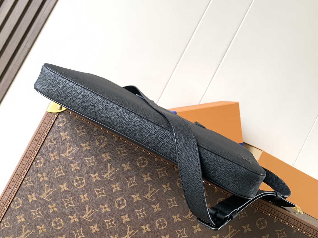 Givenchy M15258黑色(头层皮) 变码芯片163C Gate 公文包选用蜡面牛皮革塑造轻柔构型和充裕空间