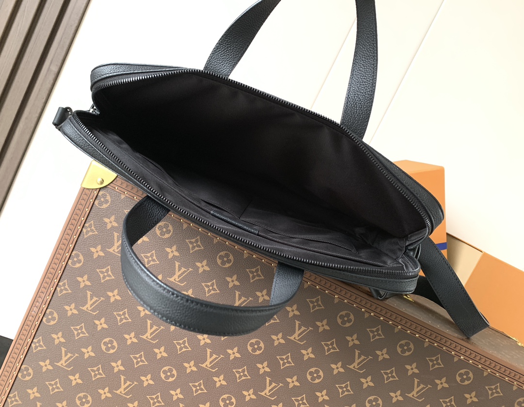 Givenchy M15258黑色(头层皮) 变码芯片163C Gate 公文包选用蜡面牛皮革塑造轻柔构型和充裕空间