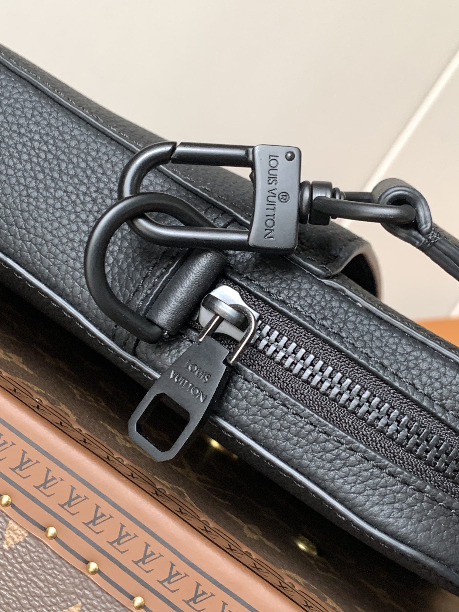 Givenchy M15258黑色(头层皮) 变码芯片163C Gate 公文包选用蜡面牛皮革塑造轻柔构型和充裕空间