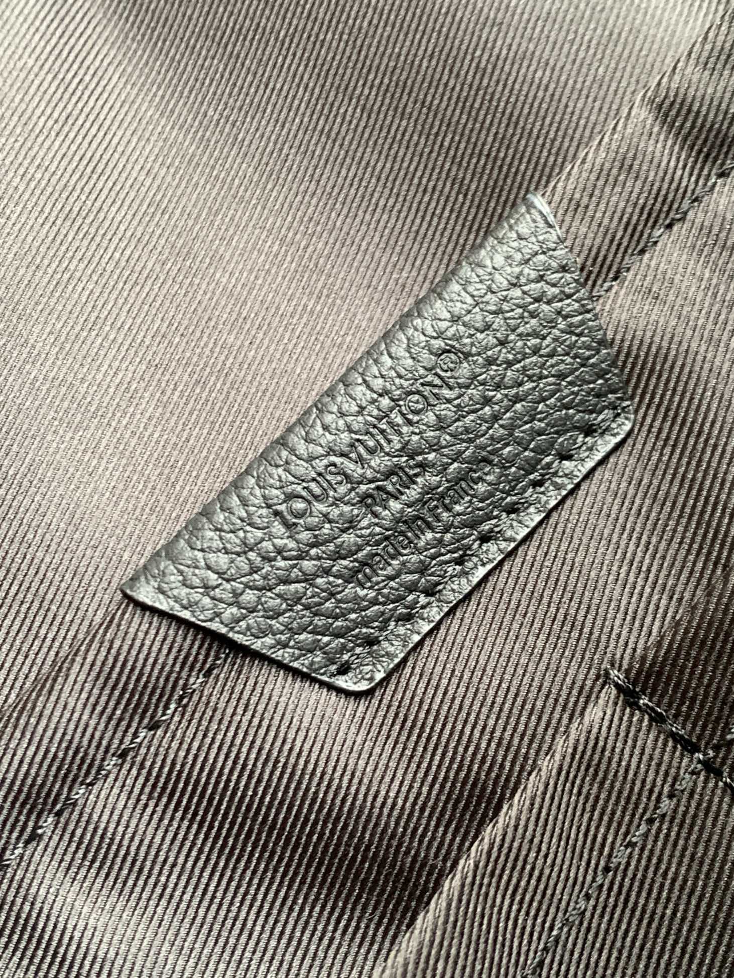 Givenchy M15258黑色(头层皮) 变码芯片163C Gate 公文包选用蜡面牛皮革塑造轻柔构型和充裕空间