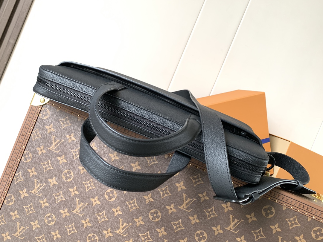Givenchy M15258黑色(头层皮) 变码芯片163C Gate 公文包选用蜡面牛皮革塑造轻柔构型和充裕空间