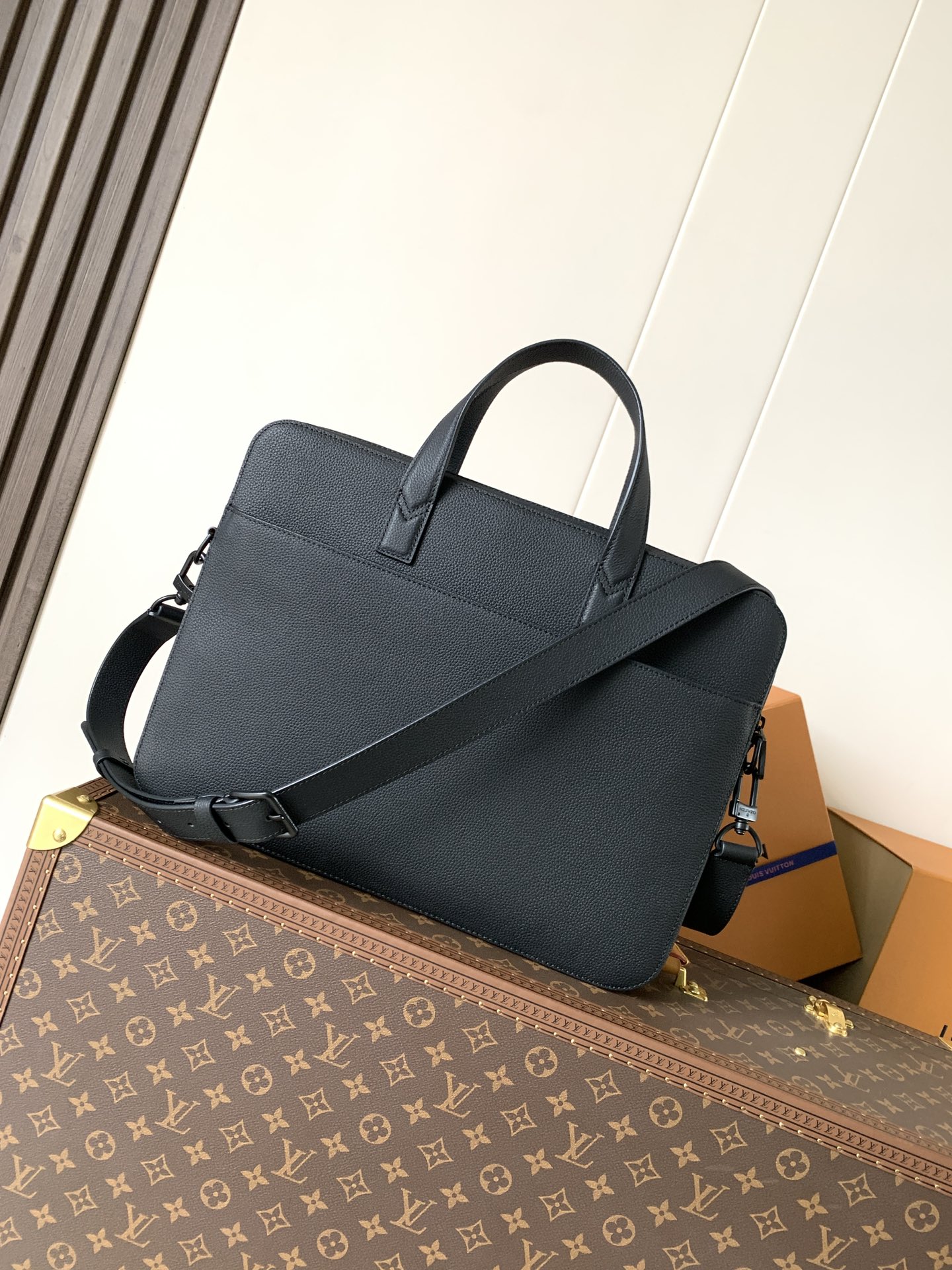 Givenchy M15258黑色(头层皮) 变码芯片163C Gate 公文包选用蜡面牛皮革塑造轻柔构型和充裕空间
