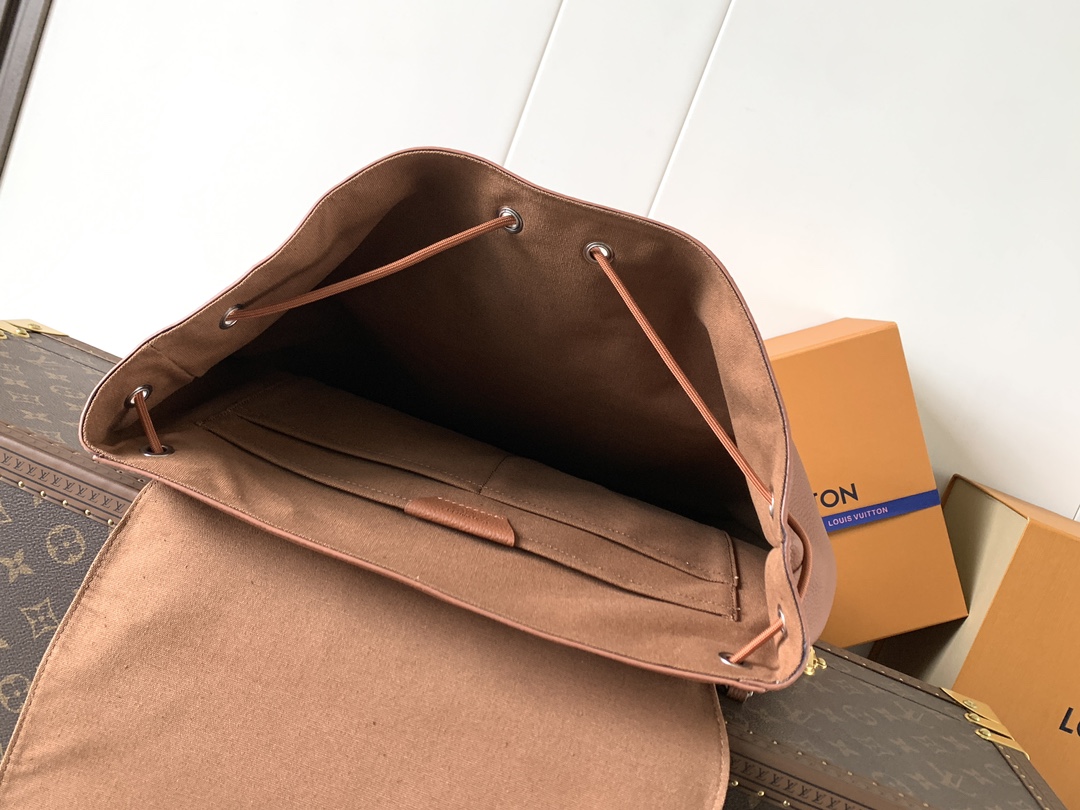 Louis Vuitton Fastline 双肩包取材柔软耐磨的蜡面牛皮革 以粒面纹理和压纹 LV 字母打造摩登商务之选