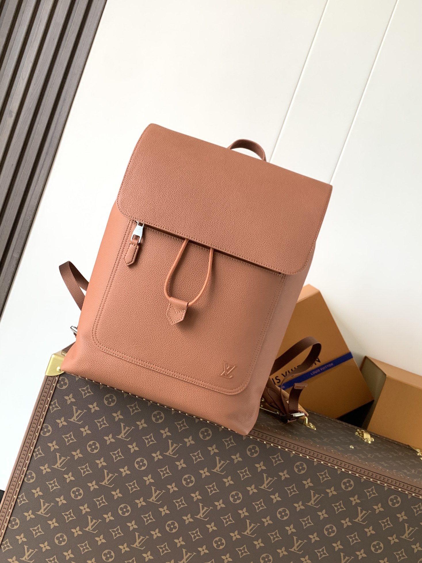 Louis Vuitton Fastline 双肩包取材柔软耐磨的蜡面牛皮革 以粒面纹理和压纹 LV 字母打造摩登商务之选