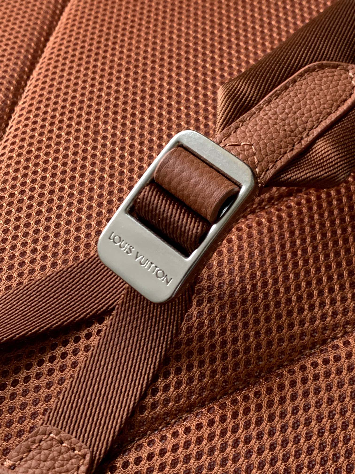 Louis Vuitton Fastline 双肩包取材柔软耐磨的蜡面牛皮革 以粒面纹理和压纹 LV 字母打造摩登商务之选