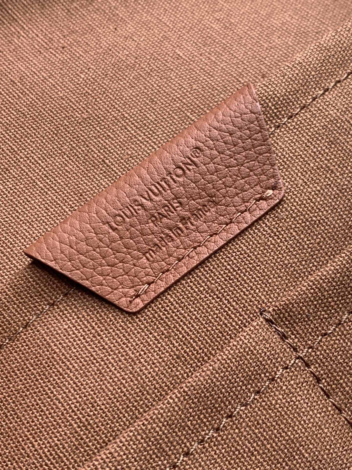 Louis Vuitton Fastline 双肩包取材柔软耐磨的蜡面牛皮革 以粒面纹理和压纹 LV 字母打造摩登商务之选