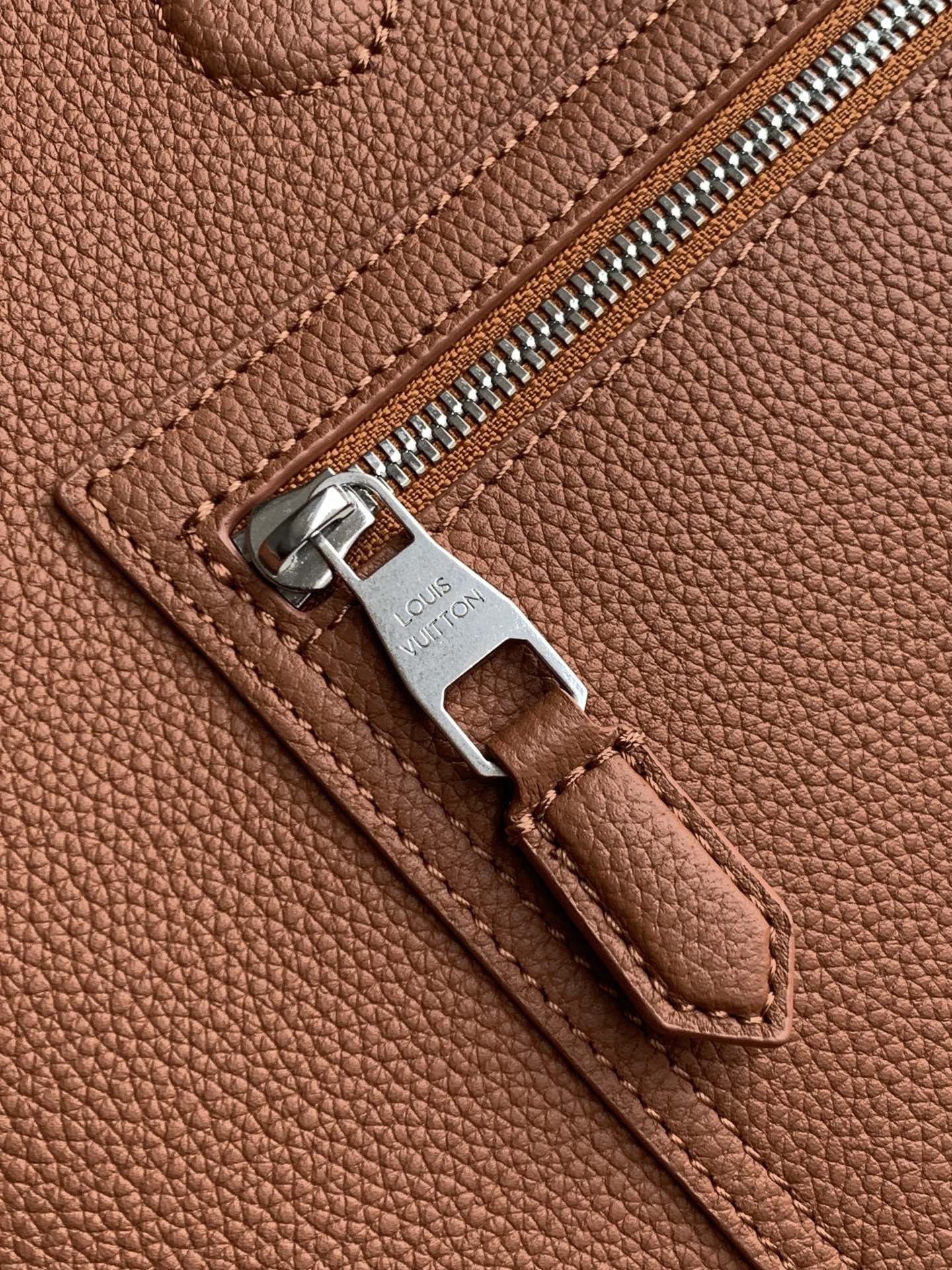 Louis Vuitton Fastline 双肩包取材柔软耐磨的蜡面牛皮革 以粒面纹理和压纹 LV 字母打造摩登商务之选