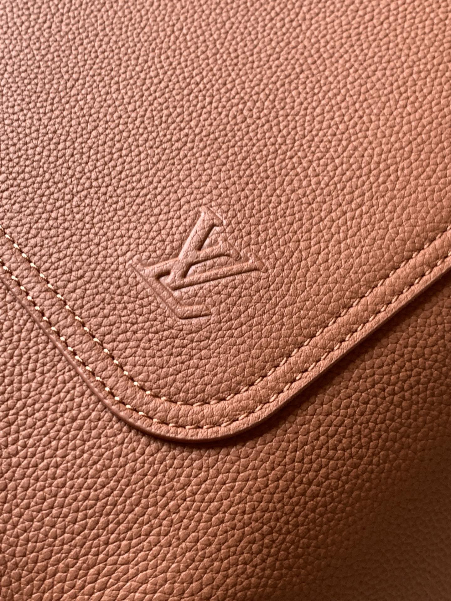Louis Vuitton Fastline 双肩包取材柔软耐磨的蜡面牛皮革 以粒面纹理和压纹 LV 字母打造摩登商务之选