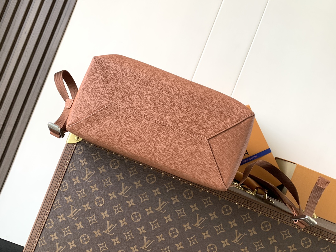 Louis Vuitton Fastline 双肩包取材柔软耐磨的蜡面牛皮革 以粒面纹理和压纹 LV 字母打造摩登商务之选