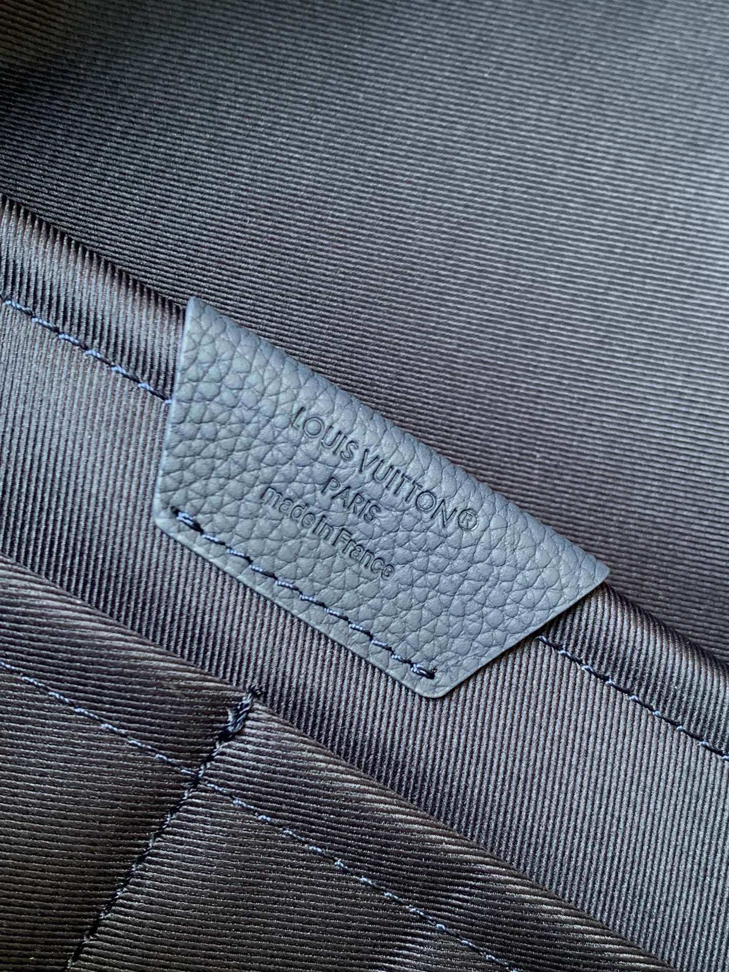 Louis Vuitton M26022蓝色 变码芯片163C 这款轻盈的Discovery工作双肩背包采用蜡质小牛皮材质
