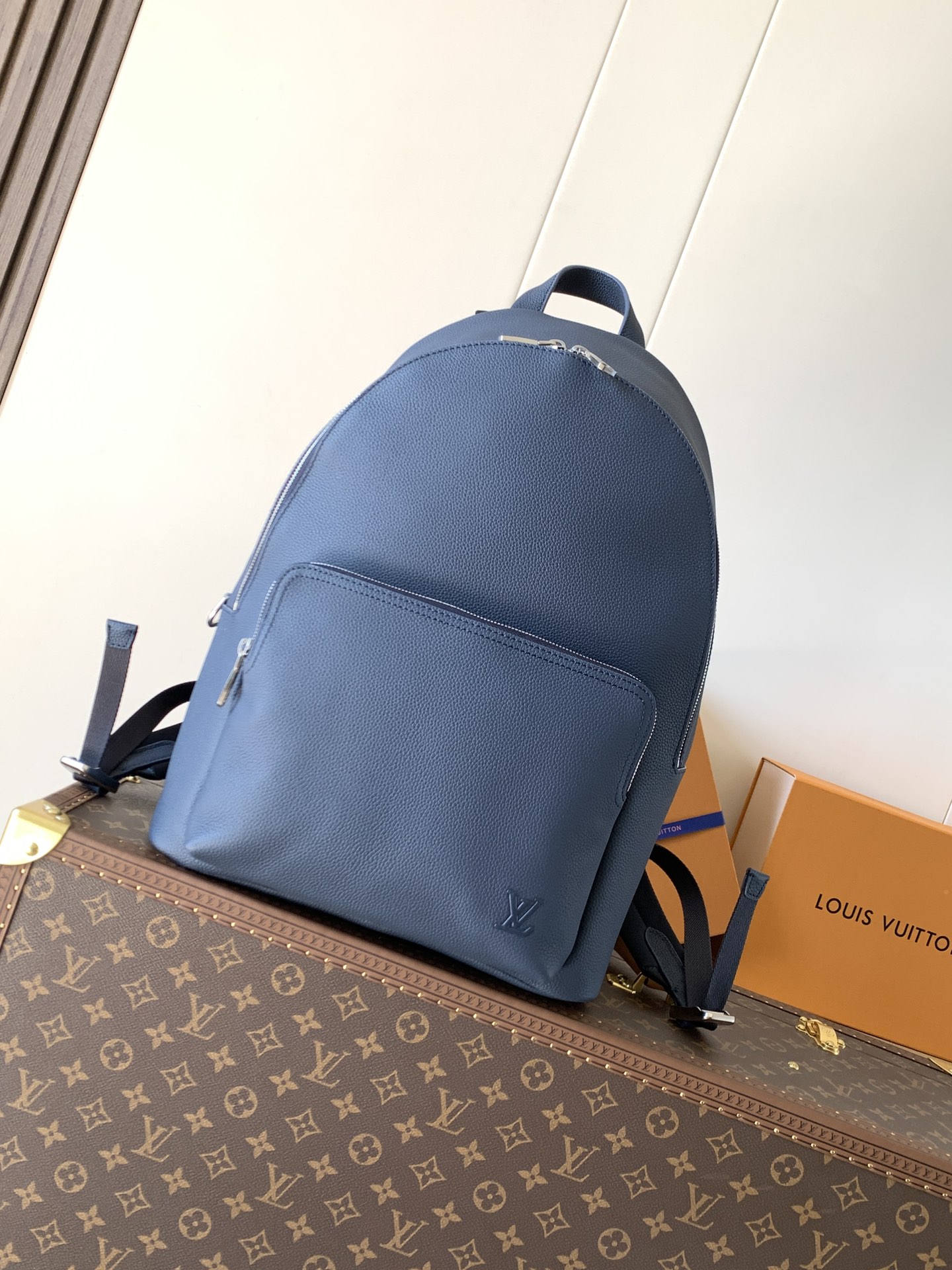 Louis Vuitton M26022蓝色 变码芯片163C 这款轻盈的Discovery工作双肩背包采用蜡质小牛皮材质