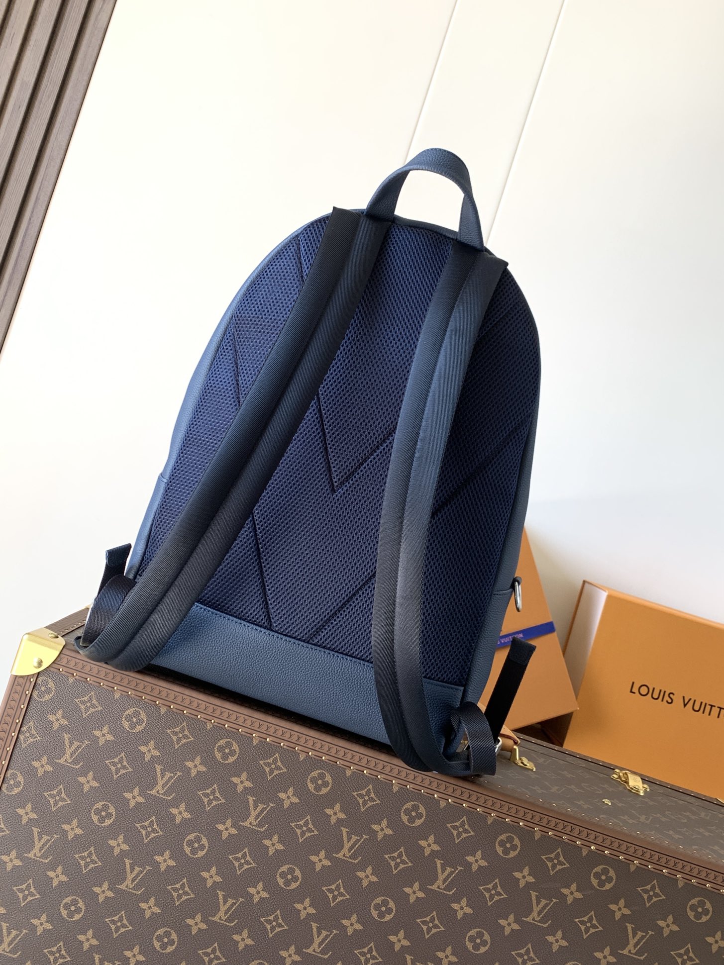Louis Vuitton M26022蓝色 变码芯片163C 这款轻盈的Discovery工作双肩背包采用蜡质小牛皮材质