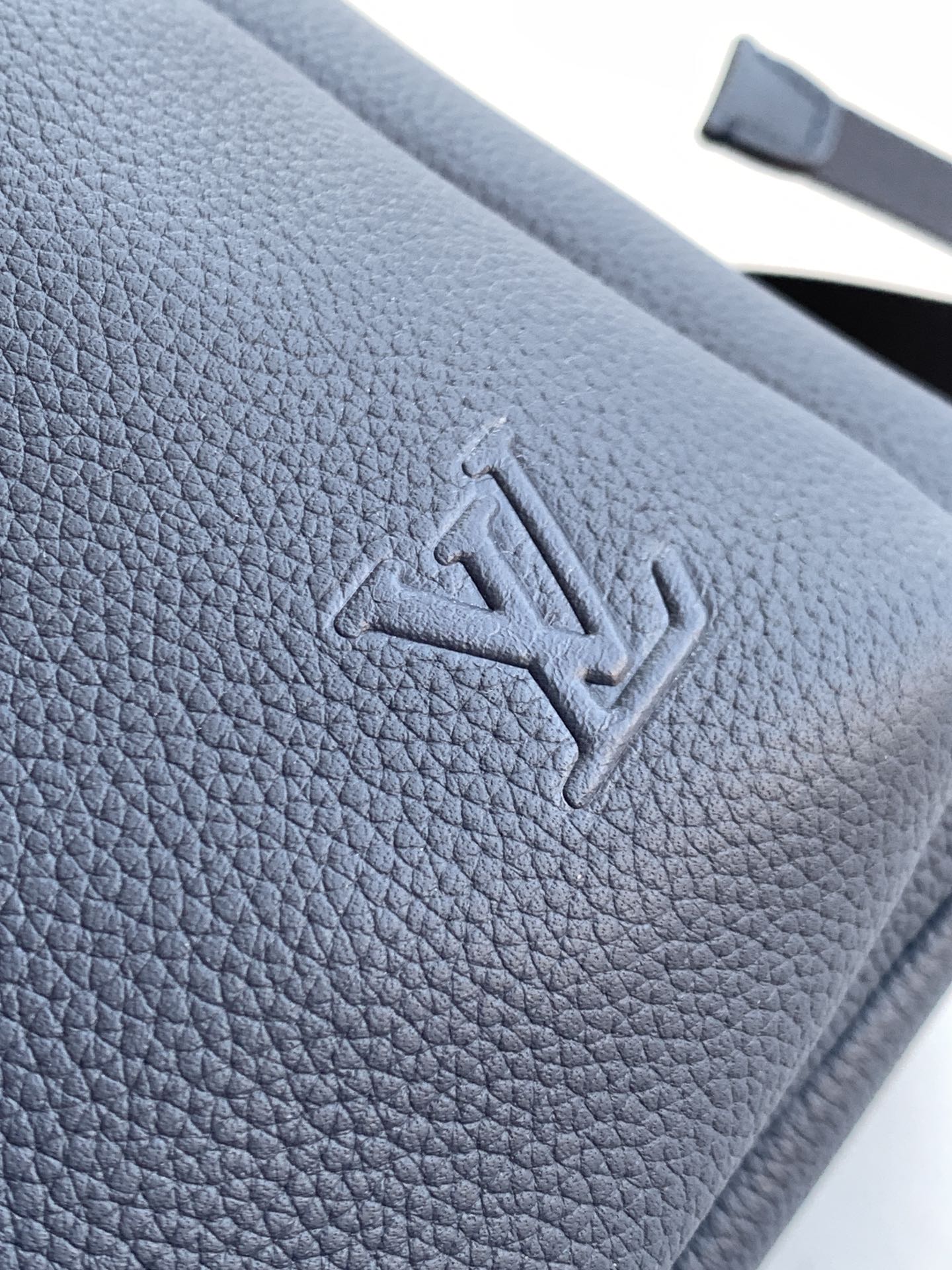 Louis Vuitton M26022蓝色 变码芯片163C 这款轻盈的Discovery工作双肩背包采用蜡质小牛皮材质