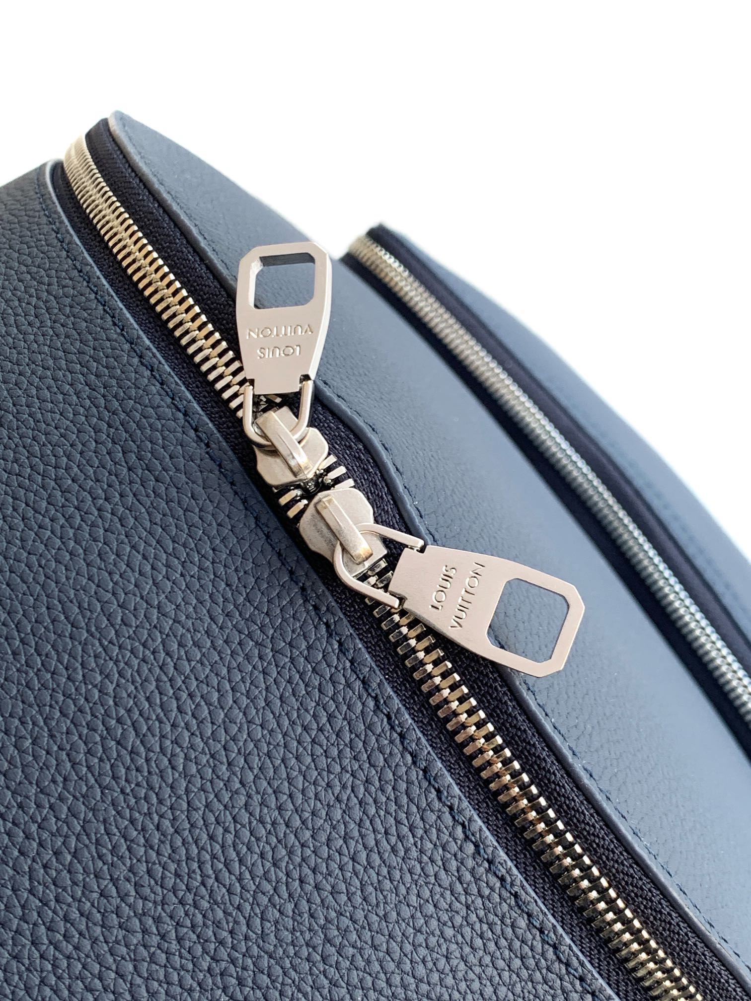 Louis Vuitton M26022蓝色 变码芯片163C 这款轻盈的Discovery工作双肩背包采用蜡质小牛皮材质