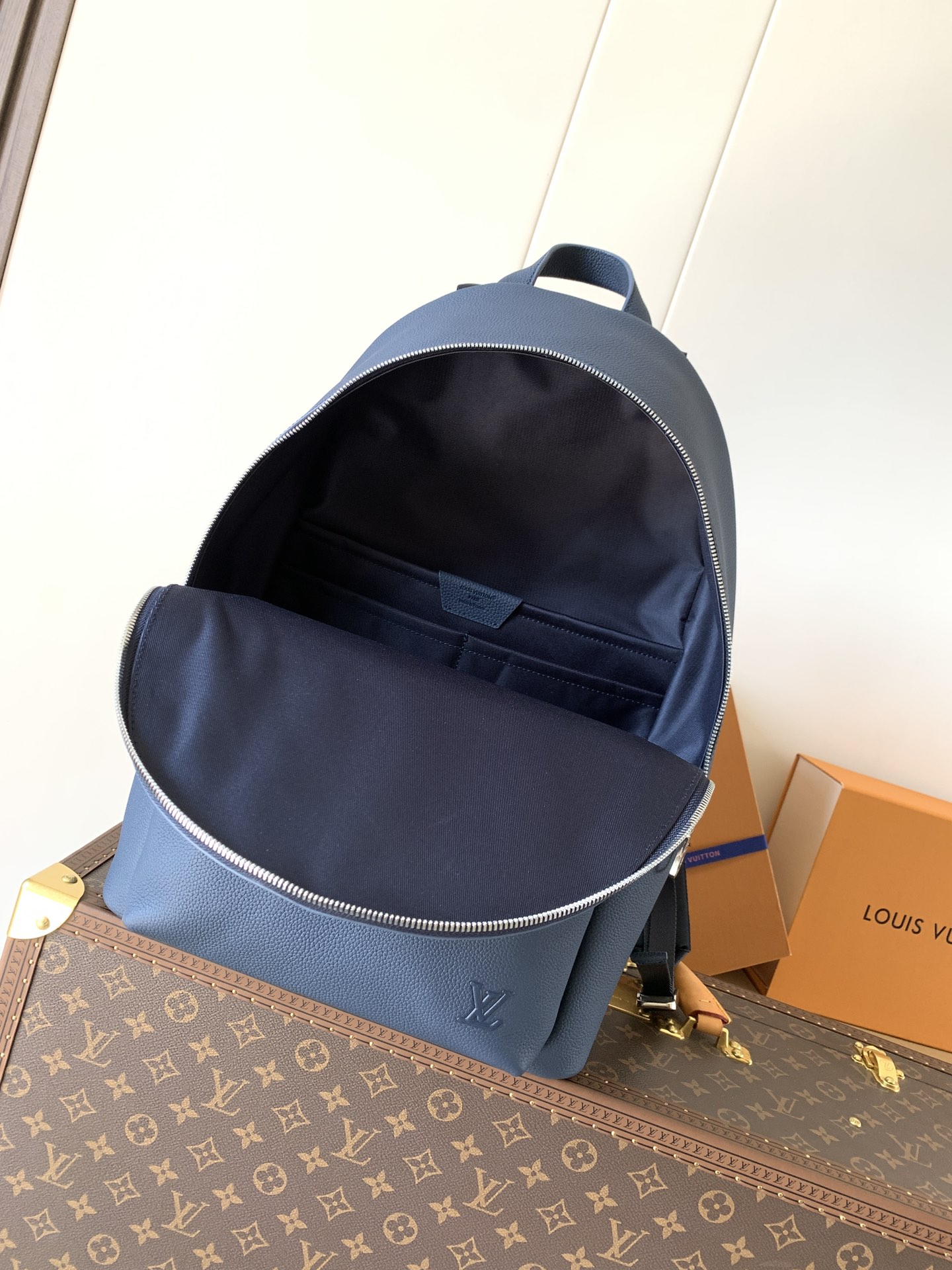 Louis Vuitton M26022蓝色 变码芯片163C 这款轻盈的Discovery工作双肩背包采用蜡质小牛皮材质