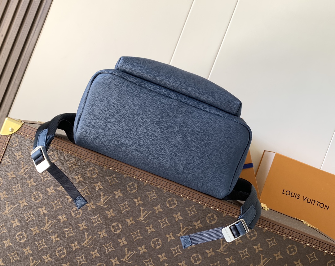 Louis Vuitton M26022蓝色 变码芯片163C 这款轻盈的Discovery工作双肩背包采用蜡质小牛皮材质