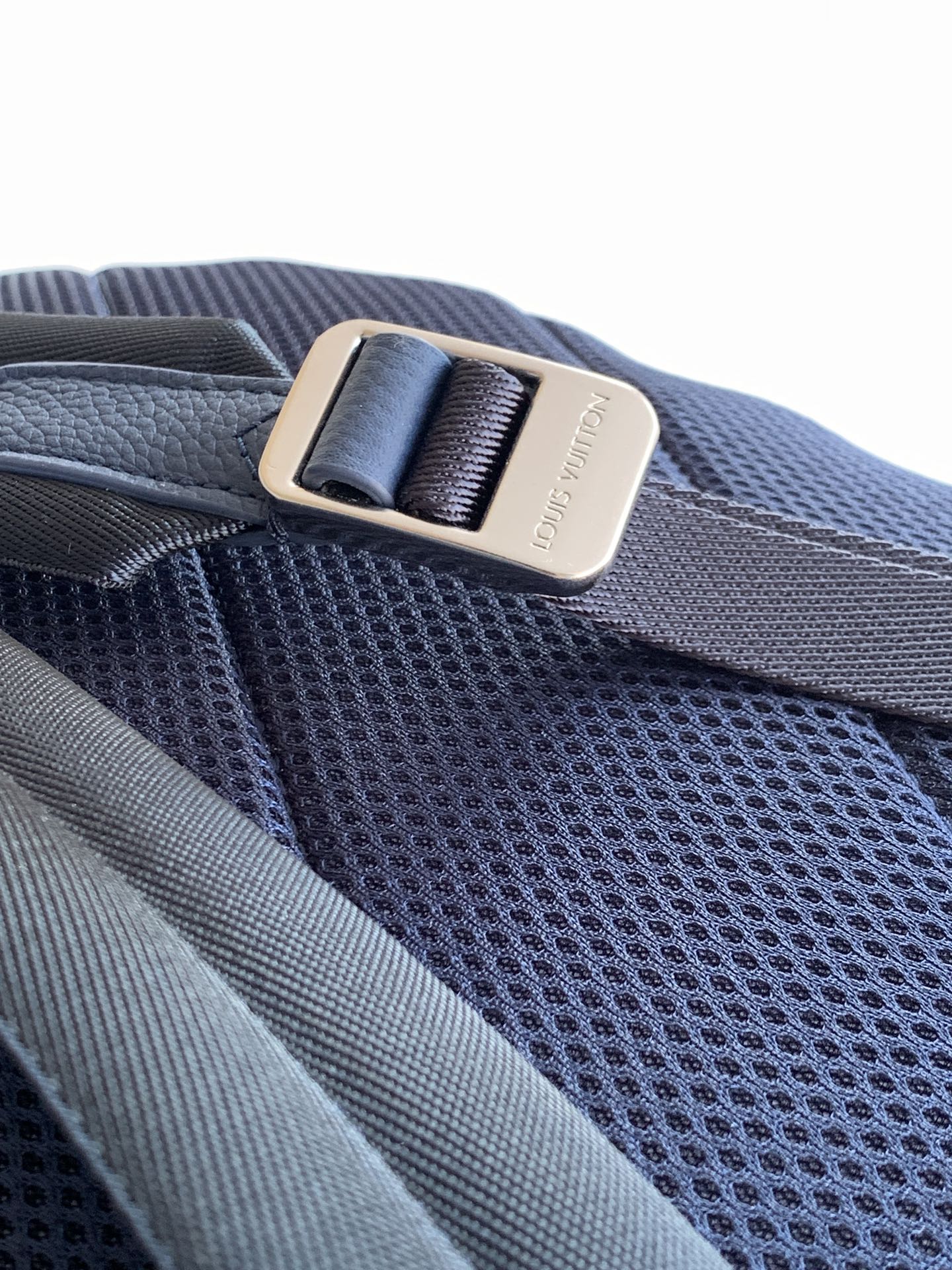 Louis Vuitton M26022蓝色 变码芯片163C 这款轻盈的Discovery工作双肩背包采用蜡质小牛皮材质