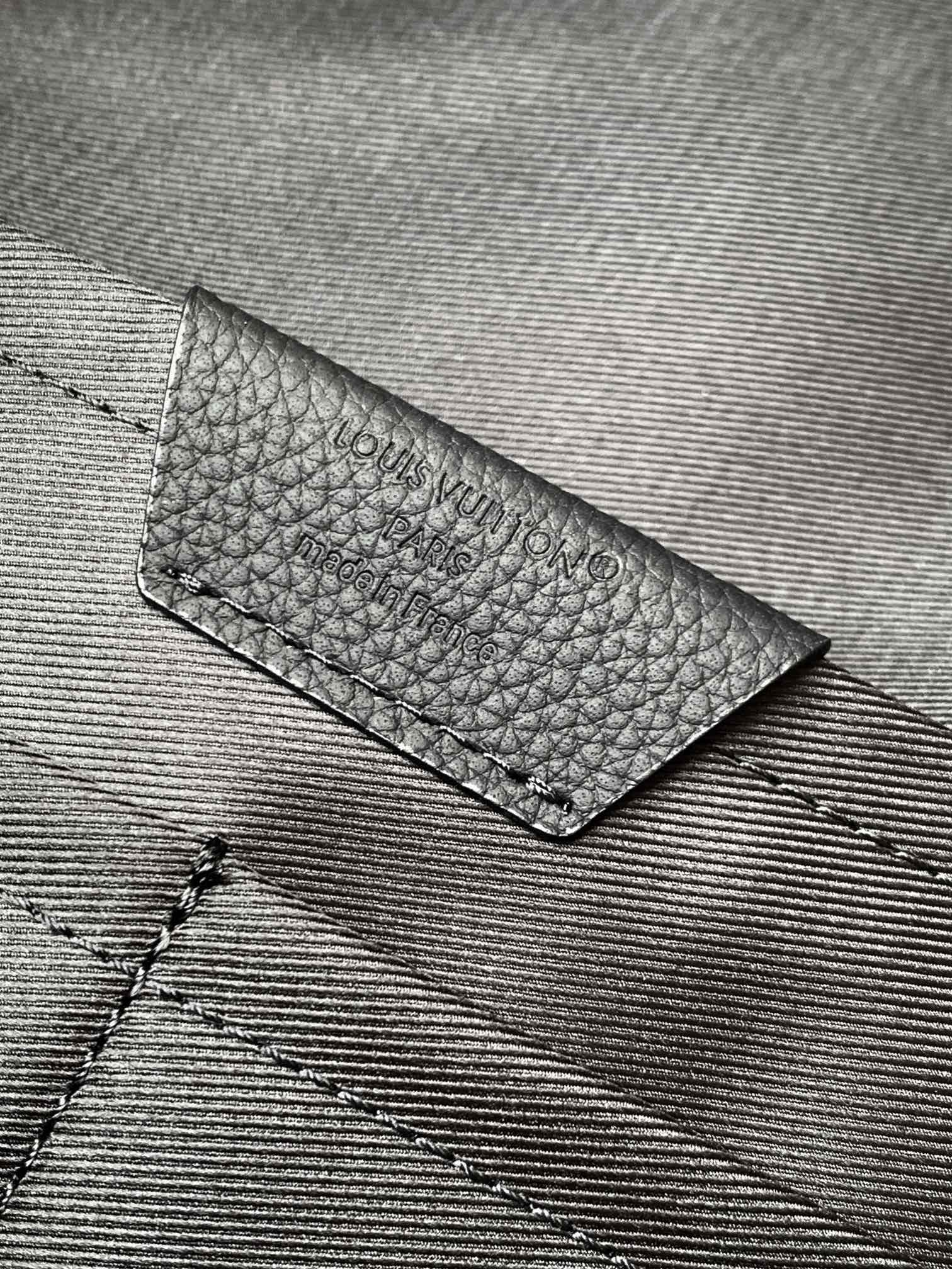Louis Vuitton M15259黑色 变码芯片163C 这款轻盈的Discovery工作双肩背包采用蜡质小牛皮材质