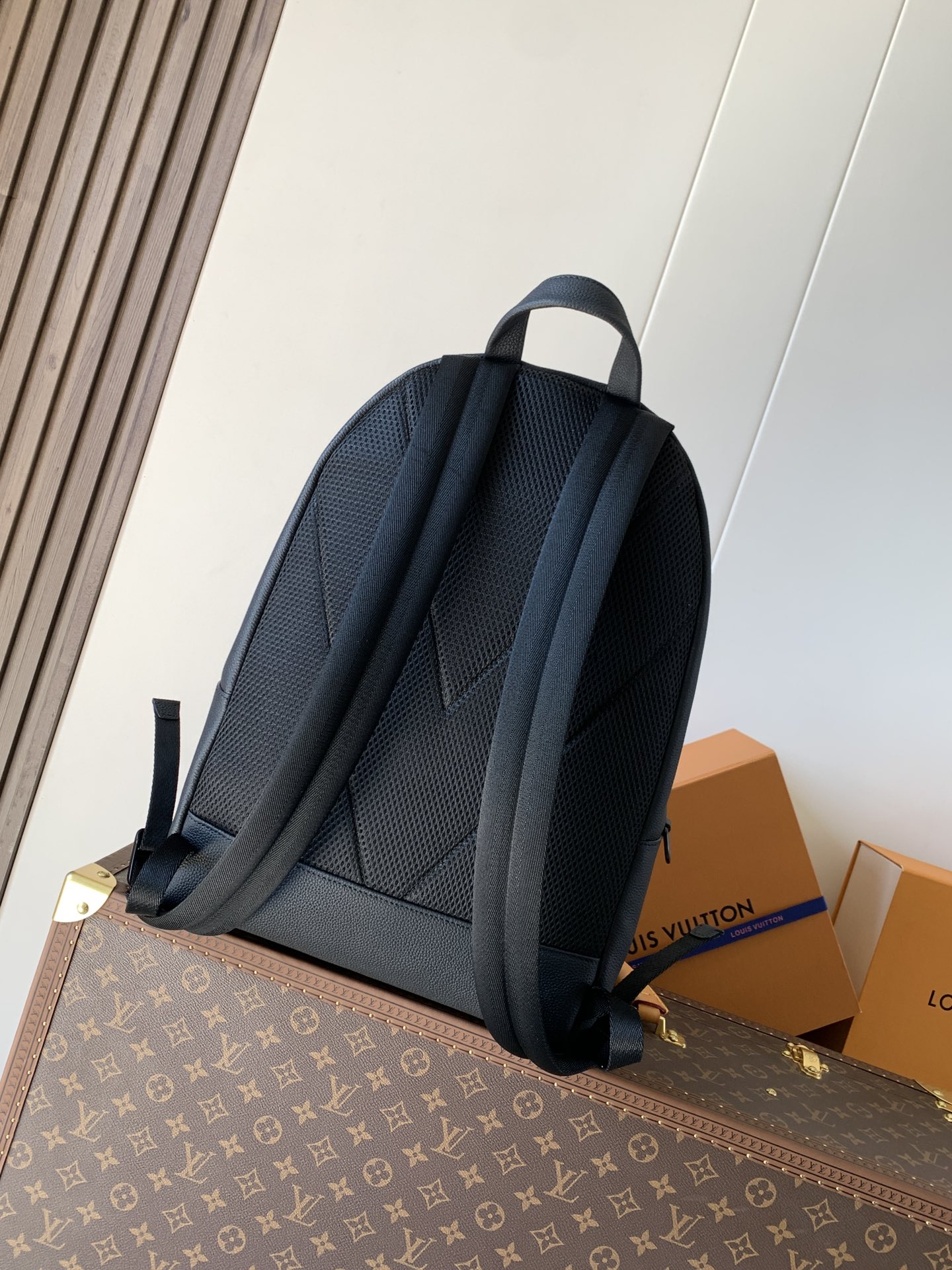 Louis Vuitton M15259黑色 变码芯片163C 这款轻盈的Discovery工作双肩背包采用蜡质小牛皮材质