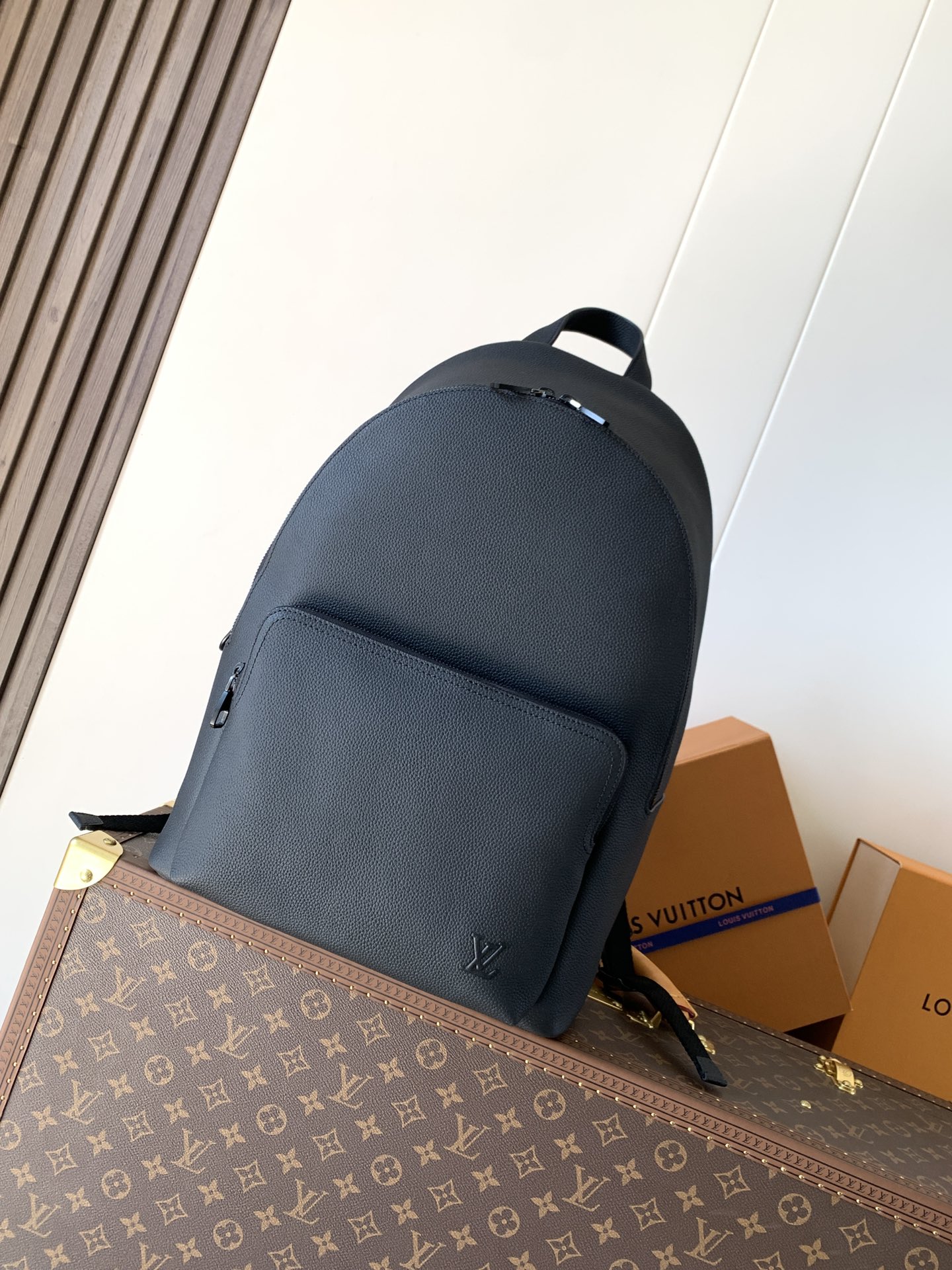 Louis Vuitton M15259黑色 变码芯片163C 这款轻盈的Discovery工作双肩背包采用蜡质小牛皮材质