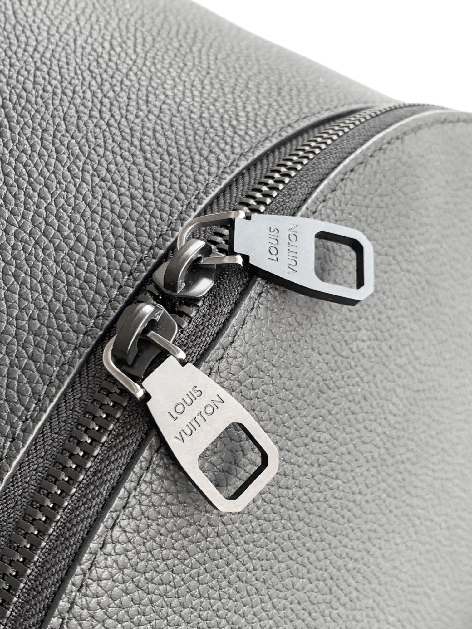 Louis Vuitton M15259黑色 变码芯片163C 这款轻盈的Discovery工作双肩背包采用蜡质小牛皮材质