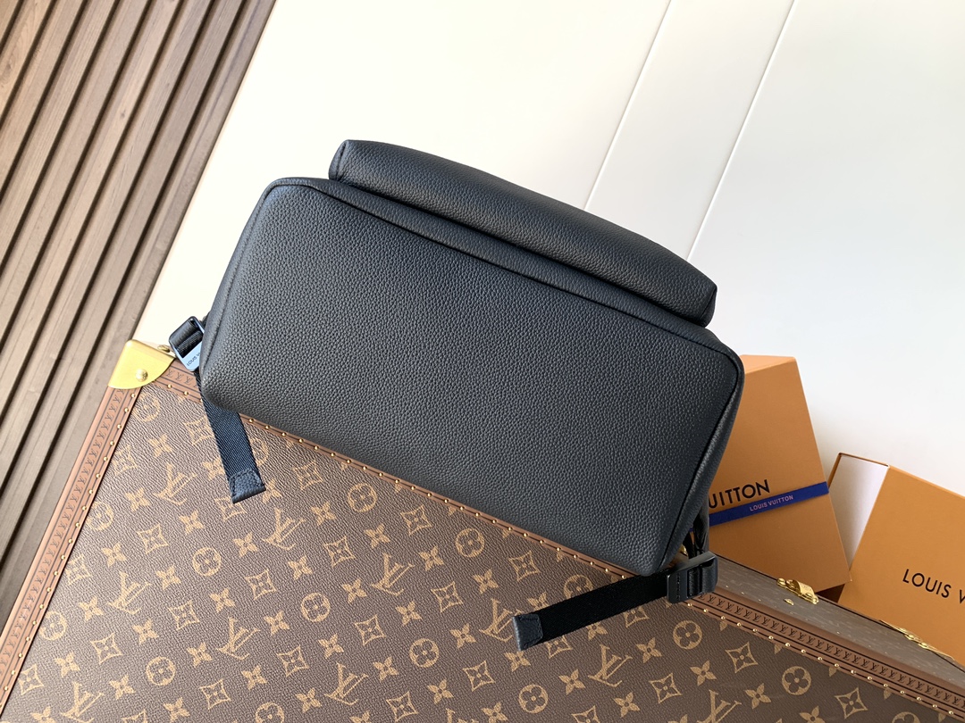 Louis Vuitton M15259黑色 变码芯片163C 这款轻盈的Discovery工作双肩背包采用蜡质小牛皮材质
