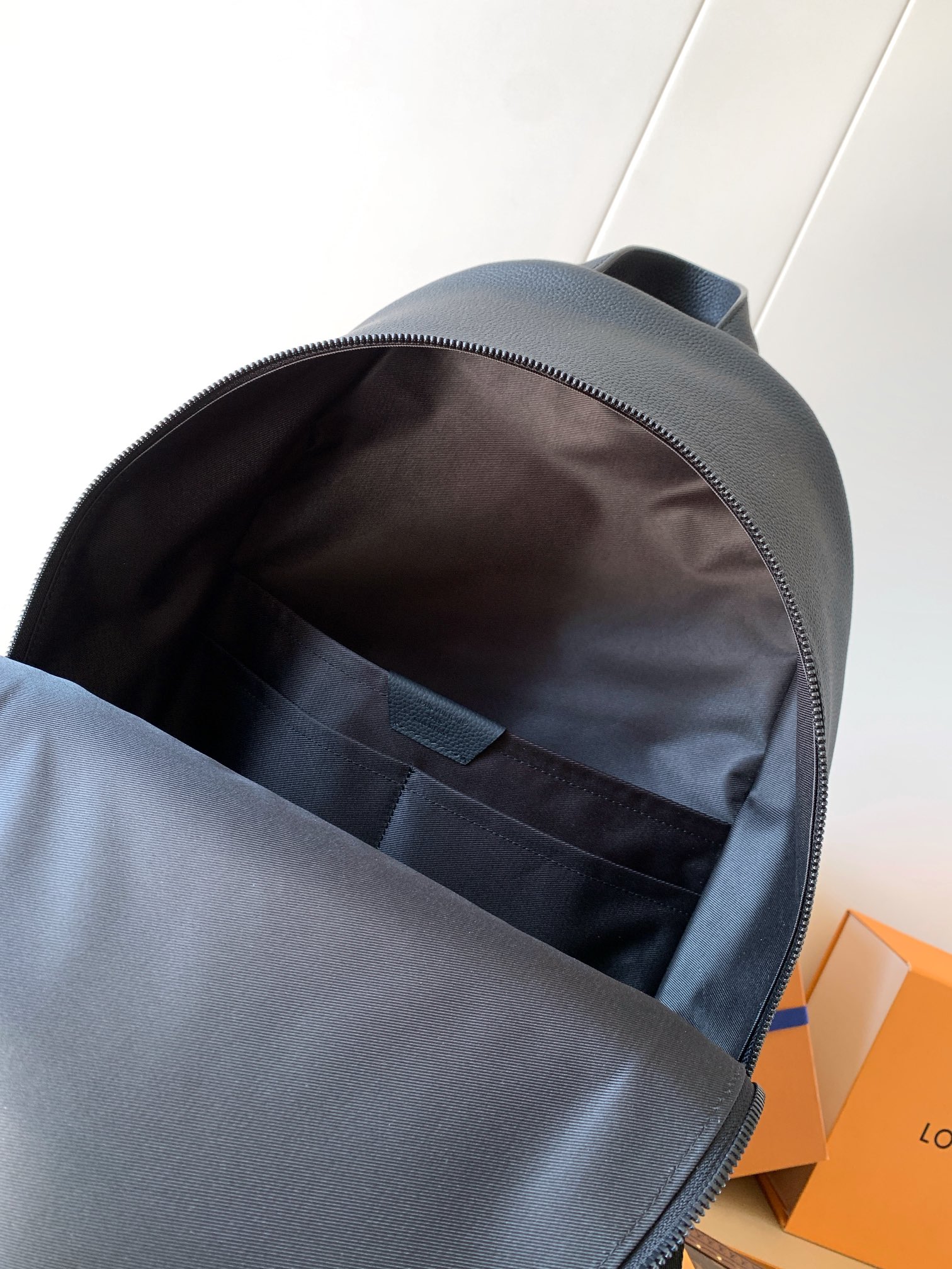 Louis Vuitton M15259黑色 变码芯片163C 这款轻盈的Discovery工作双肩背包采用蜡质小牛皮材质