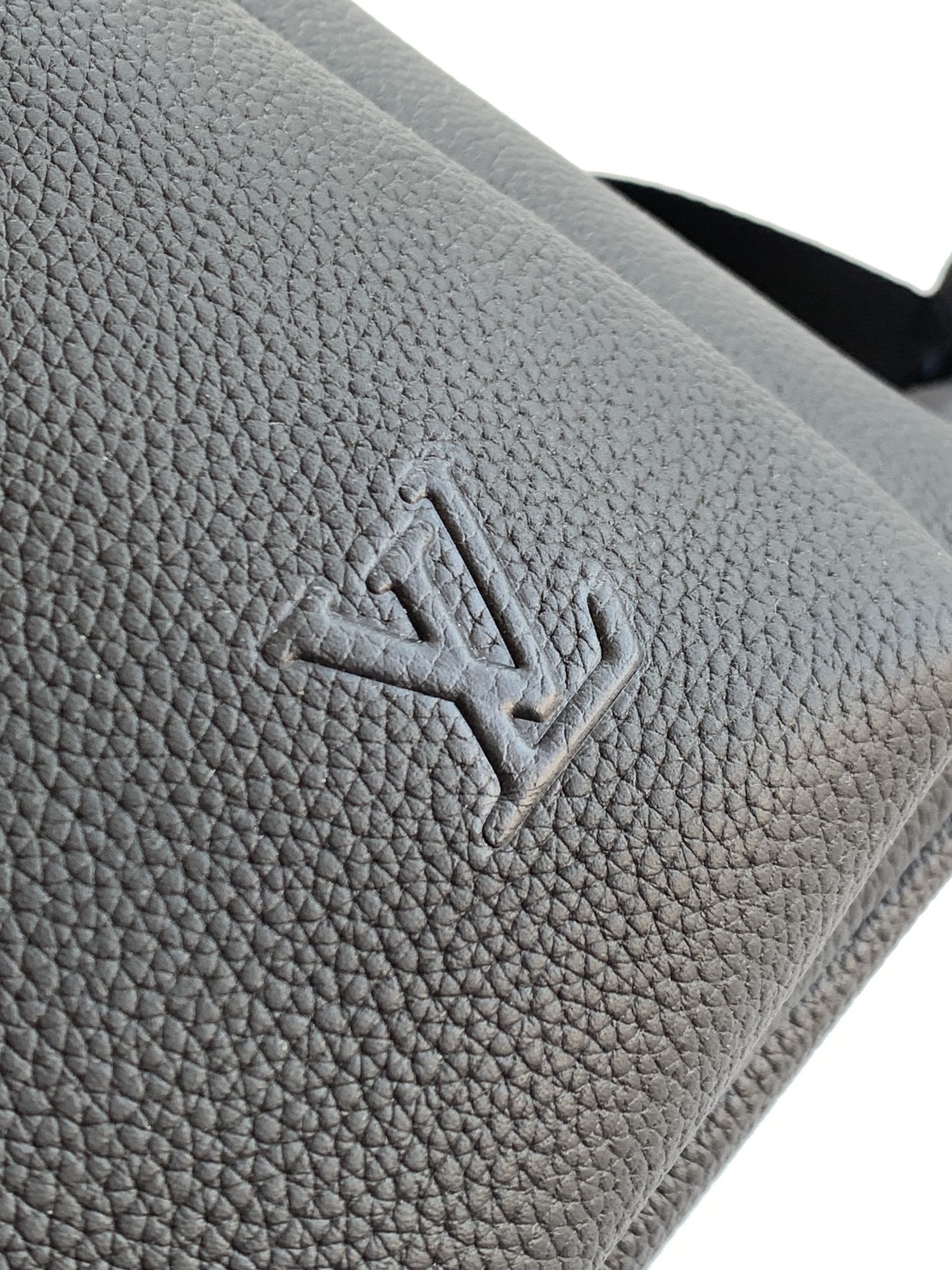 Louis Vuitton M15259黑色 变码芯片163C 这款轻盈的Discovery工作双肩背包采用蜡质小牛皮材质