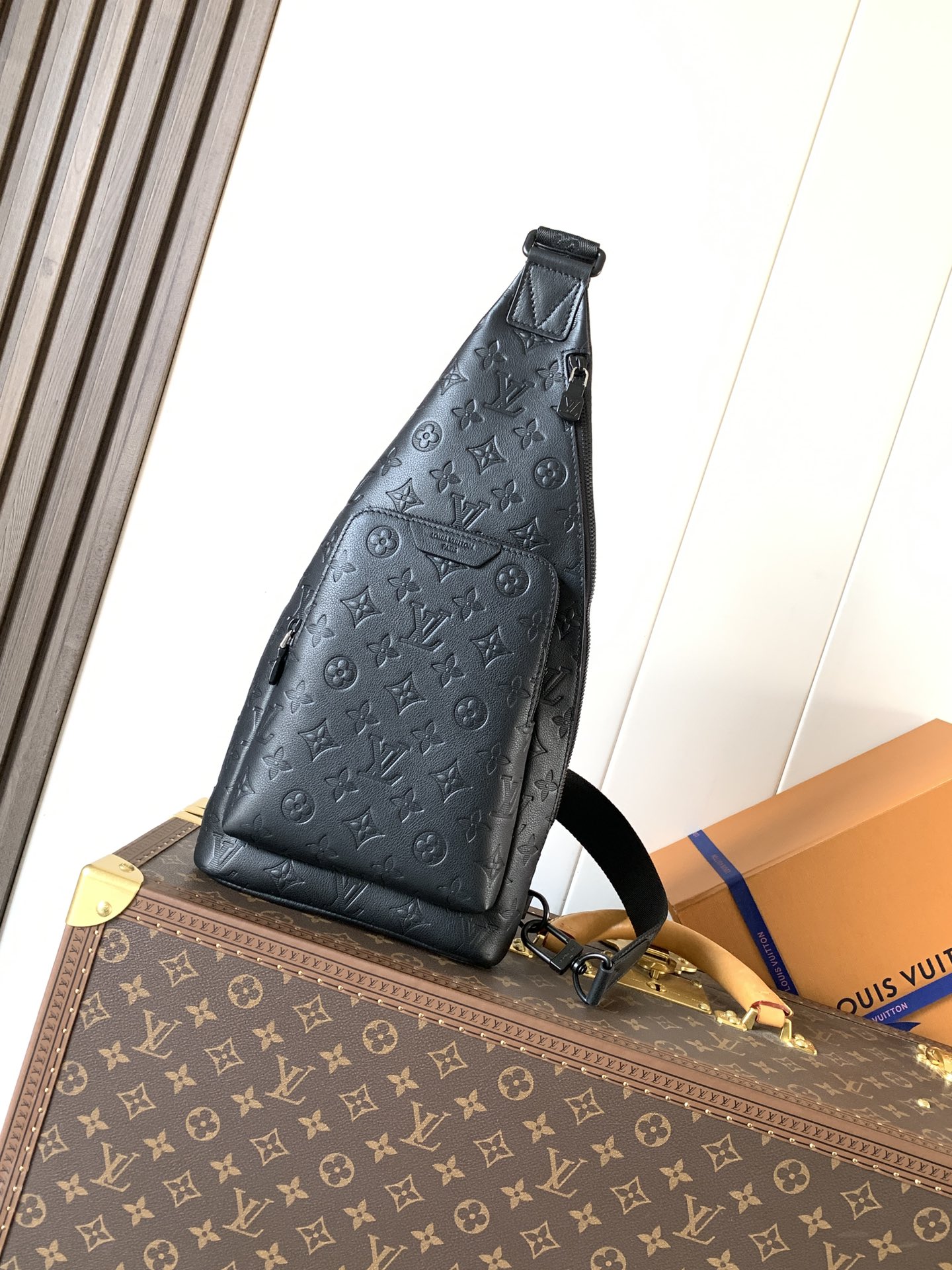 Louis Vuitton M26730 变码芯片163C 這款Duo斜孭袋以Monogram Shadow小牛皮製造