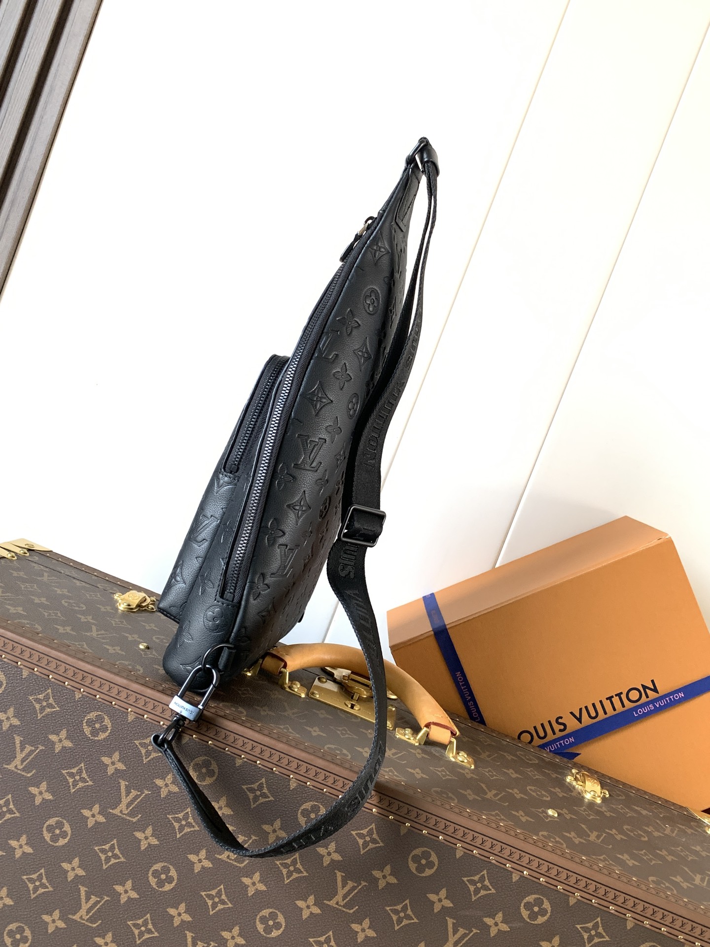 Louis Vuitton M26730 变码芯片163C 這款Duo斜孭袋以Monogram Shadow小牛皮製造