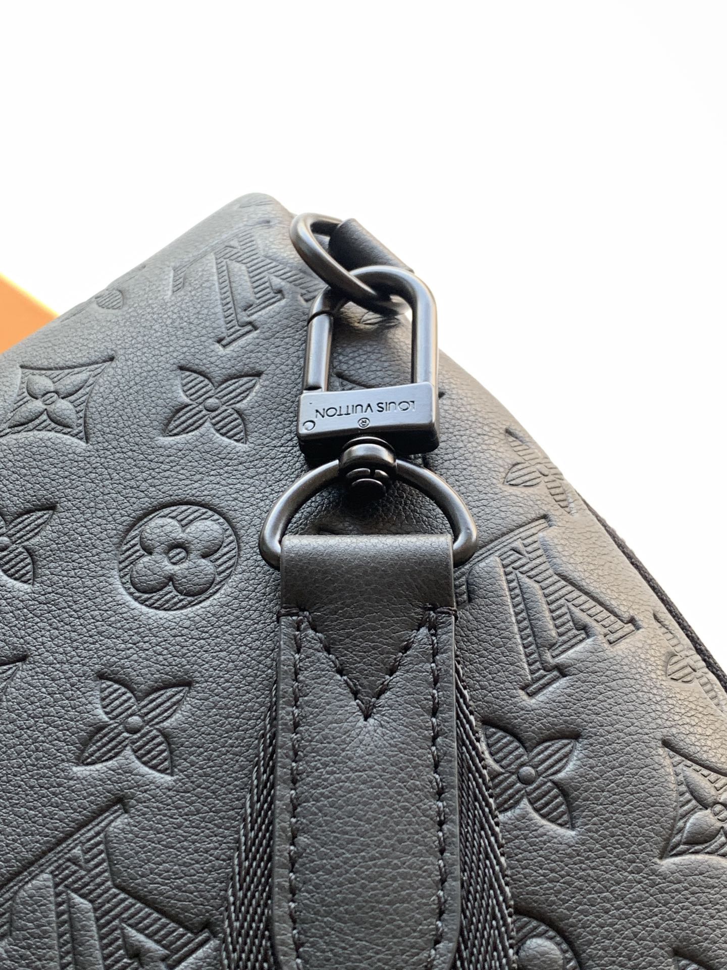 Louis Vuitton M26730 变码芯片163C 這款Duo斜孭袋以Monogram Shadow小牛皮製造