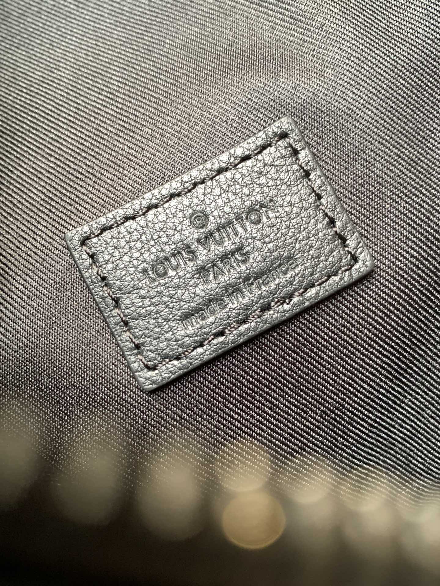 Louis Vuitton M26730 变码芯片163C 這款Duo斜孭袋以Monogram Shadow小牛皮製造