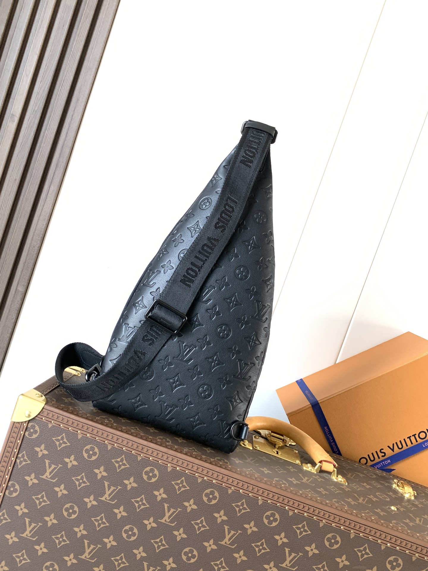 Louis Vuitton M26730 变码芯片163C 這款Duo斜孭袋以Monogram Shadow小牛皮製造