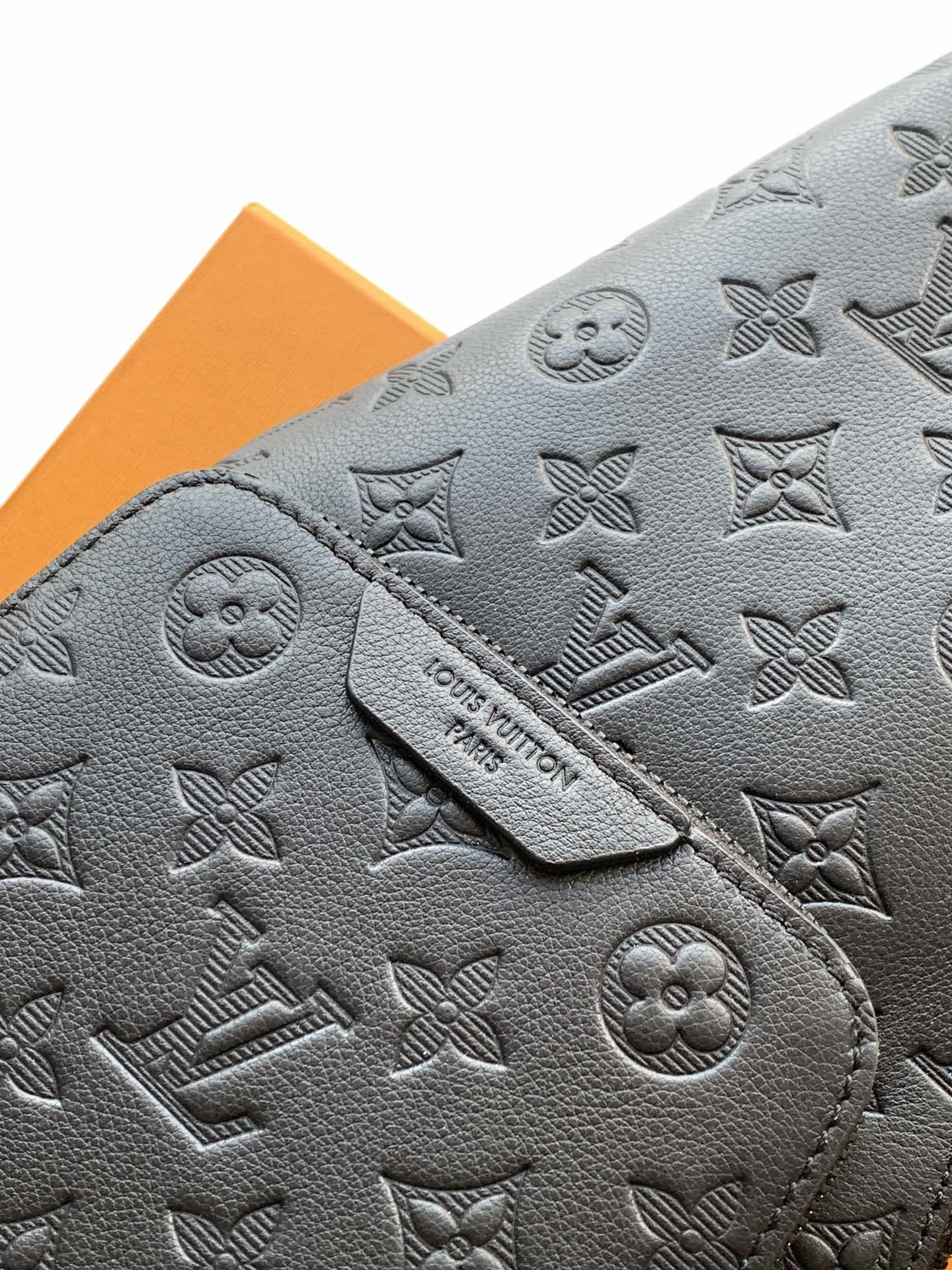 Louis Vuitton M26730 变码芯片163C 這款Duo斜孭袋以Monogram Shadow小牛皮製造