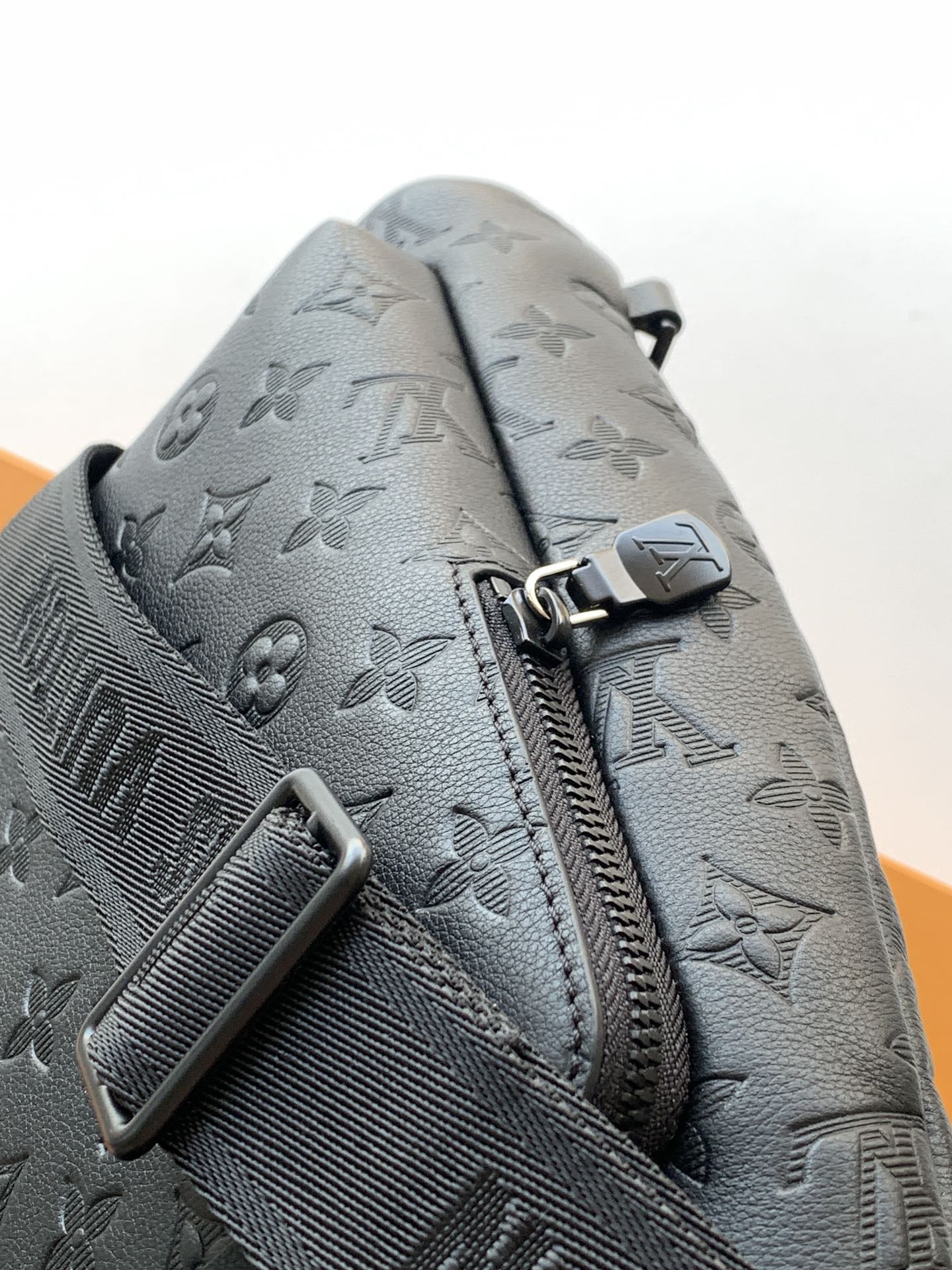 Louis Vuitton M26730 变码芯片163C 這款Duo斜孭袋以Monogram Shadow小牛皮製造
