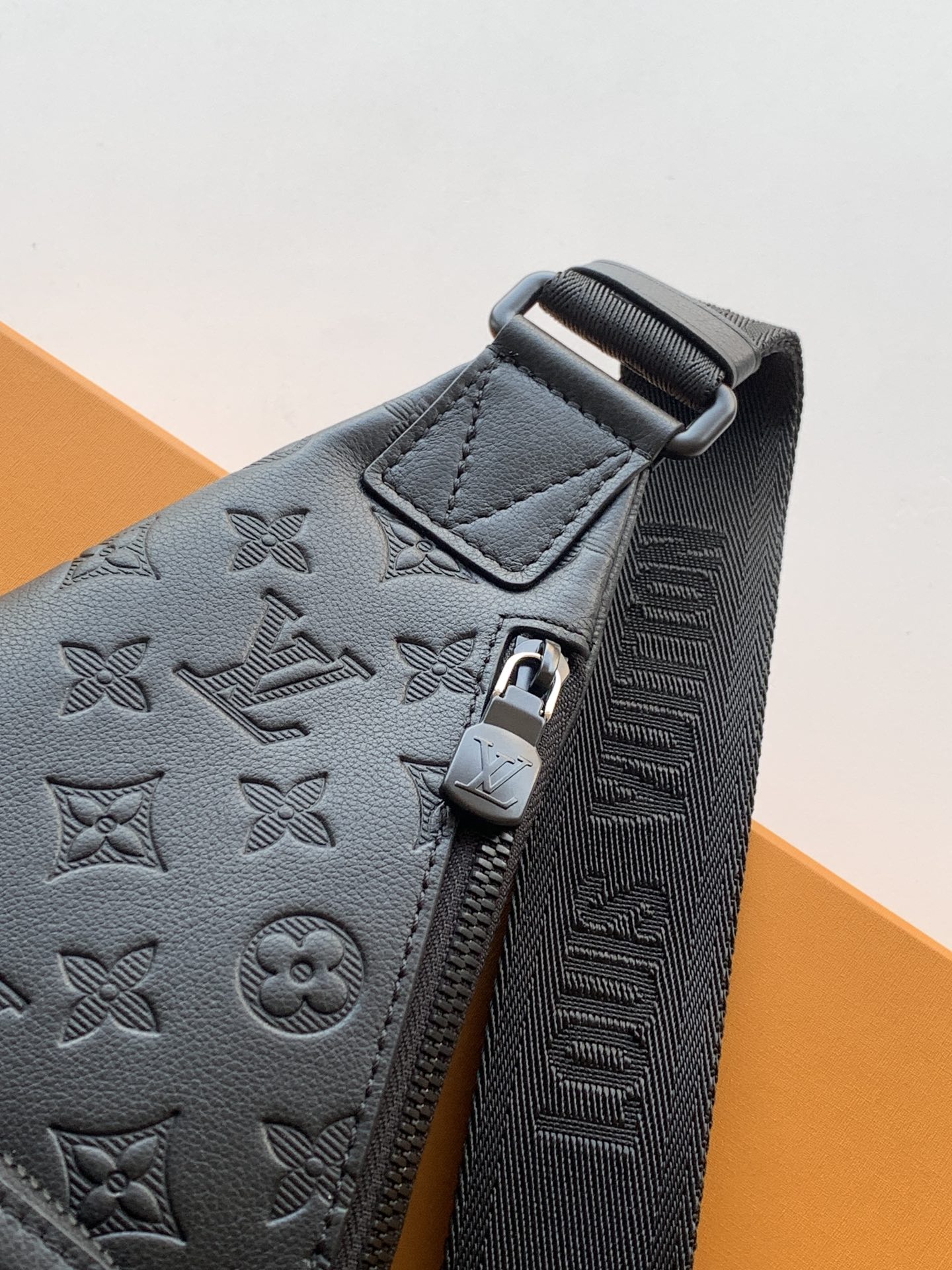 Louis Vuitton M26730 变码芯片163C 這款Duo斜孭袋以Monogram Shadow小牛皮製造