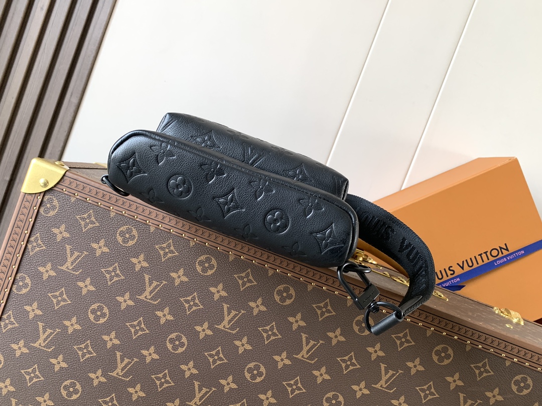 Louis Vuitton M26730 变码芯片163C 這款Duo斜孭袋以Monogram Shadow小牛皮製造