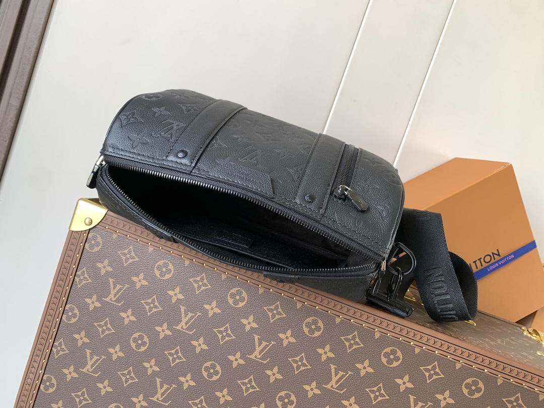 Louis Vuitton M26750 变码芯片163C Keepal 旅行袋浓缩 构型 成就此款潮流都市手袋