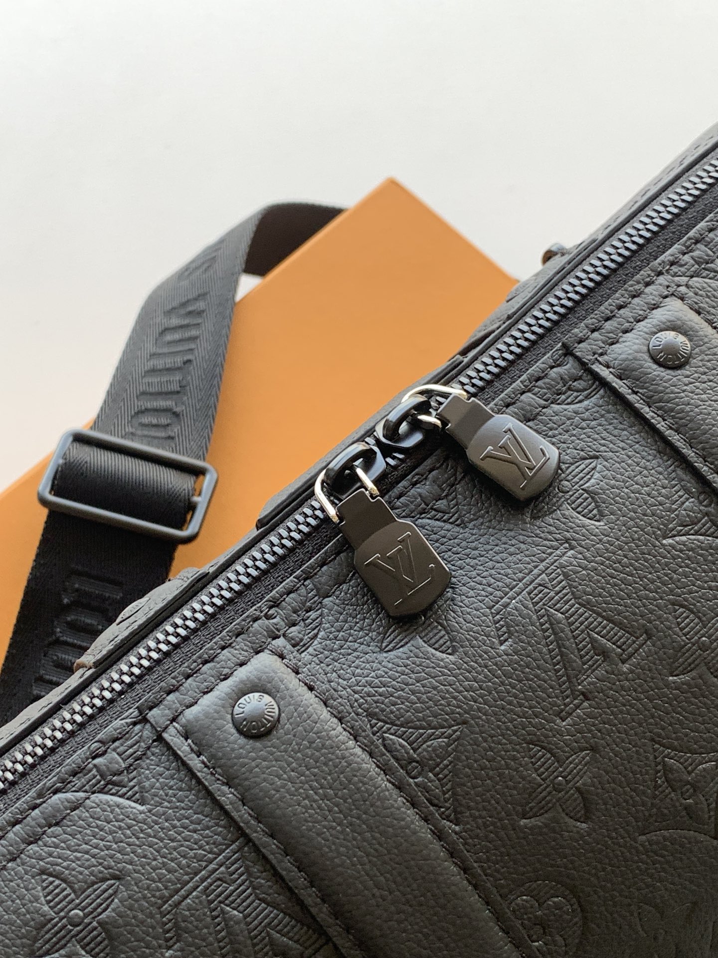 Louis Vuitton M26750 变码芯片163C Keepal 旅行袋浓缩 构型 成就此款潮流都市手袋