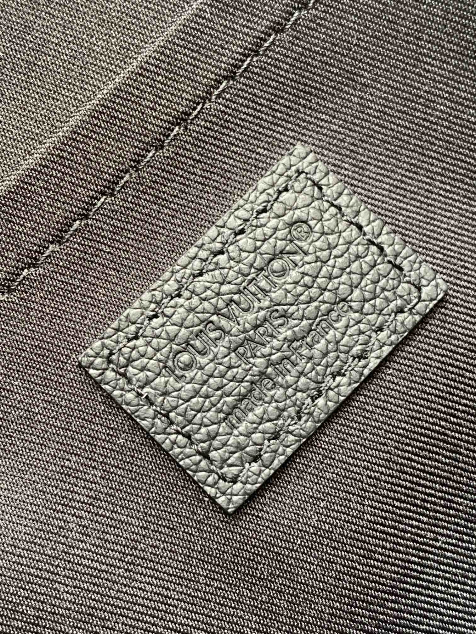 Louis Vuitton M26750 变码芯片163C Keepal 旅行袋浓缩 构型 成就此款潮流都市手袋