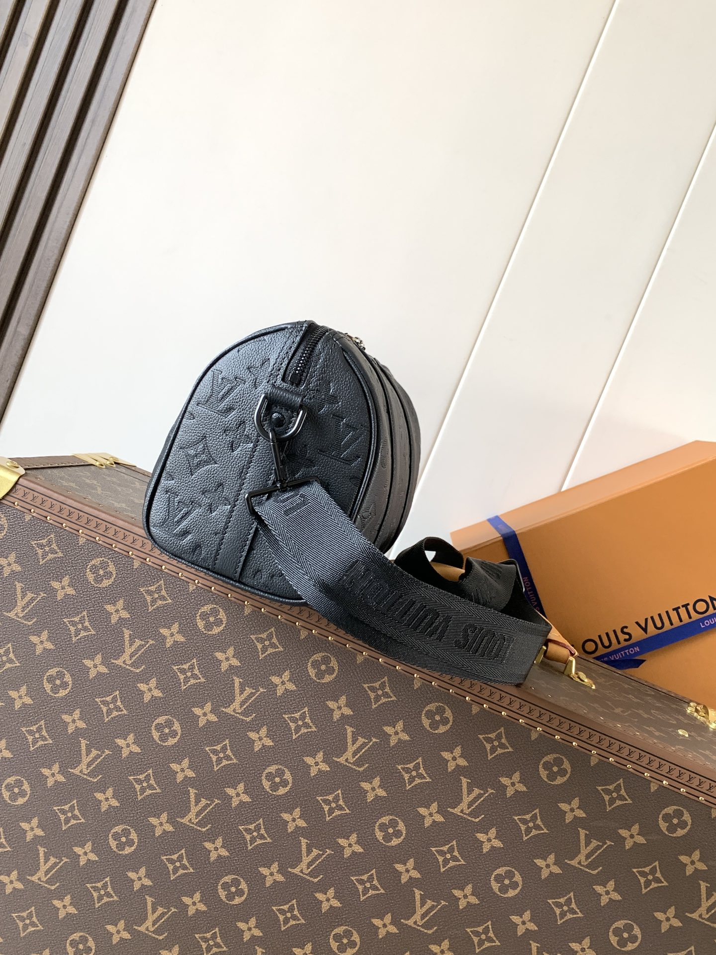 Louis Vuitton M26750 变码芯片163C Keepal 旅行袋浓缩 构型 成就此款潮流都市手袋
