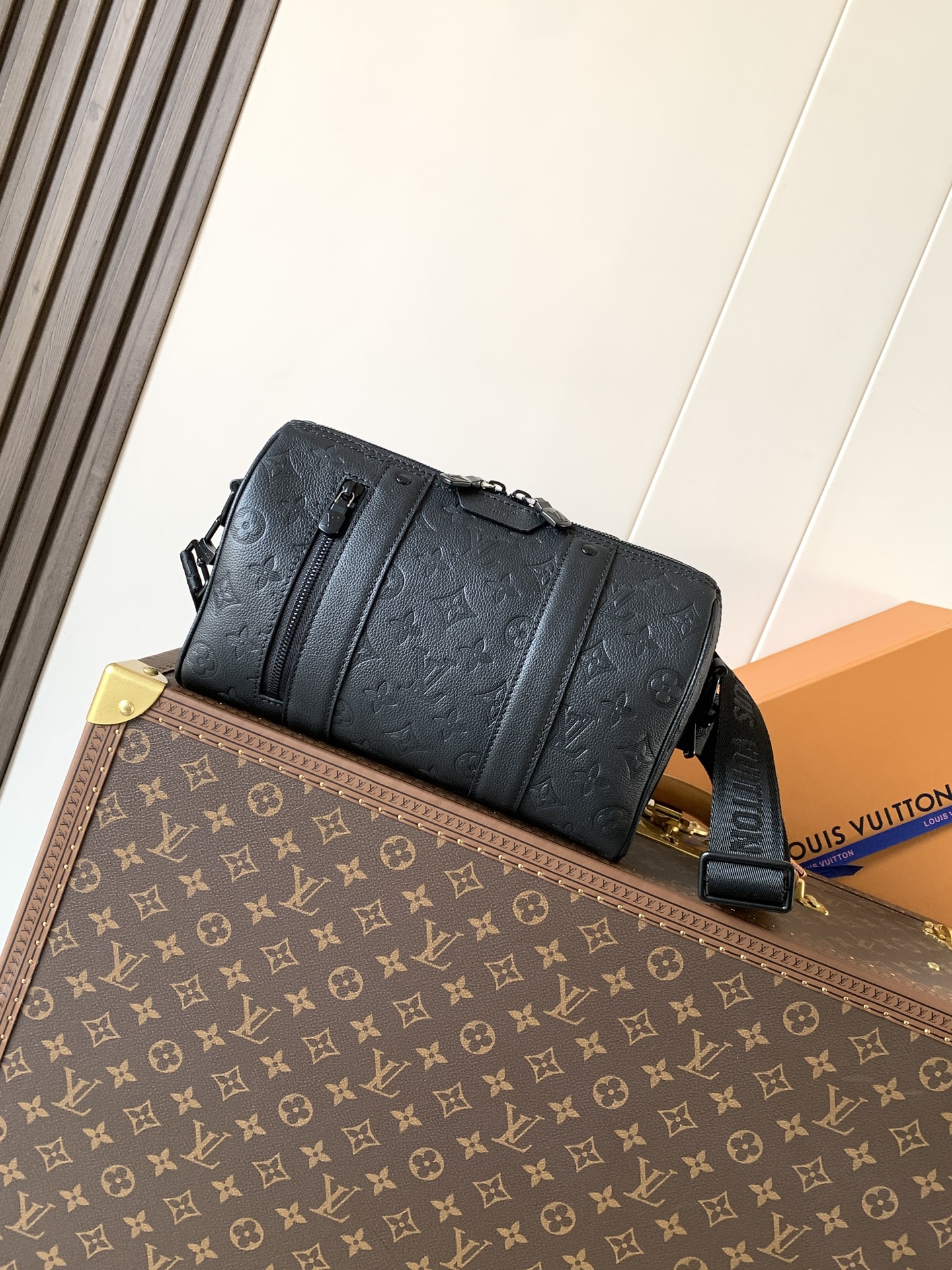 Louis Vuitton M26750 变码芯片163C Keepal 旅行袋浓缩 构型 成就此款潮流都市手袋