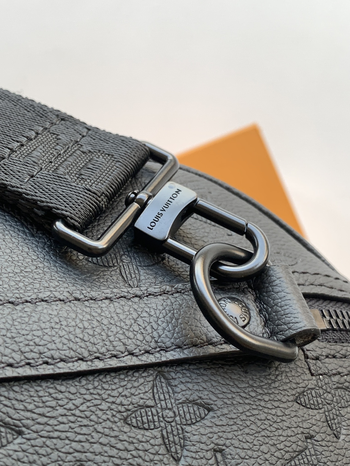 Louis Vuitton M26750 变码芯片163C Keepal 旅行袋浓缩 构型 成就此款潮流都市手袋