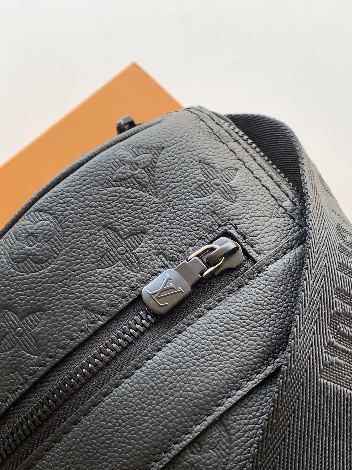Louis Vuitton M26750 变码芯片163C Keepal 旅行袋浓缩 构型 成就此款潮流都市手袋
