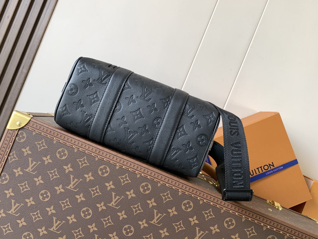 Louis Vuitton M26750 变码芯片163C Keepal 旅行袋浓缩 构型 成就此款潮流都市手袋