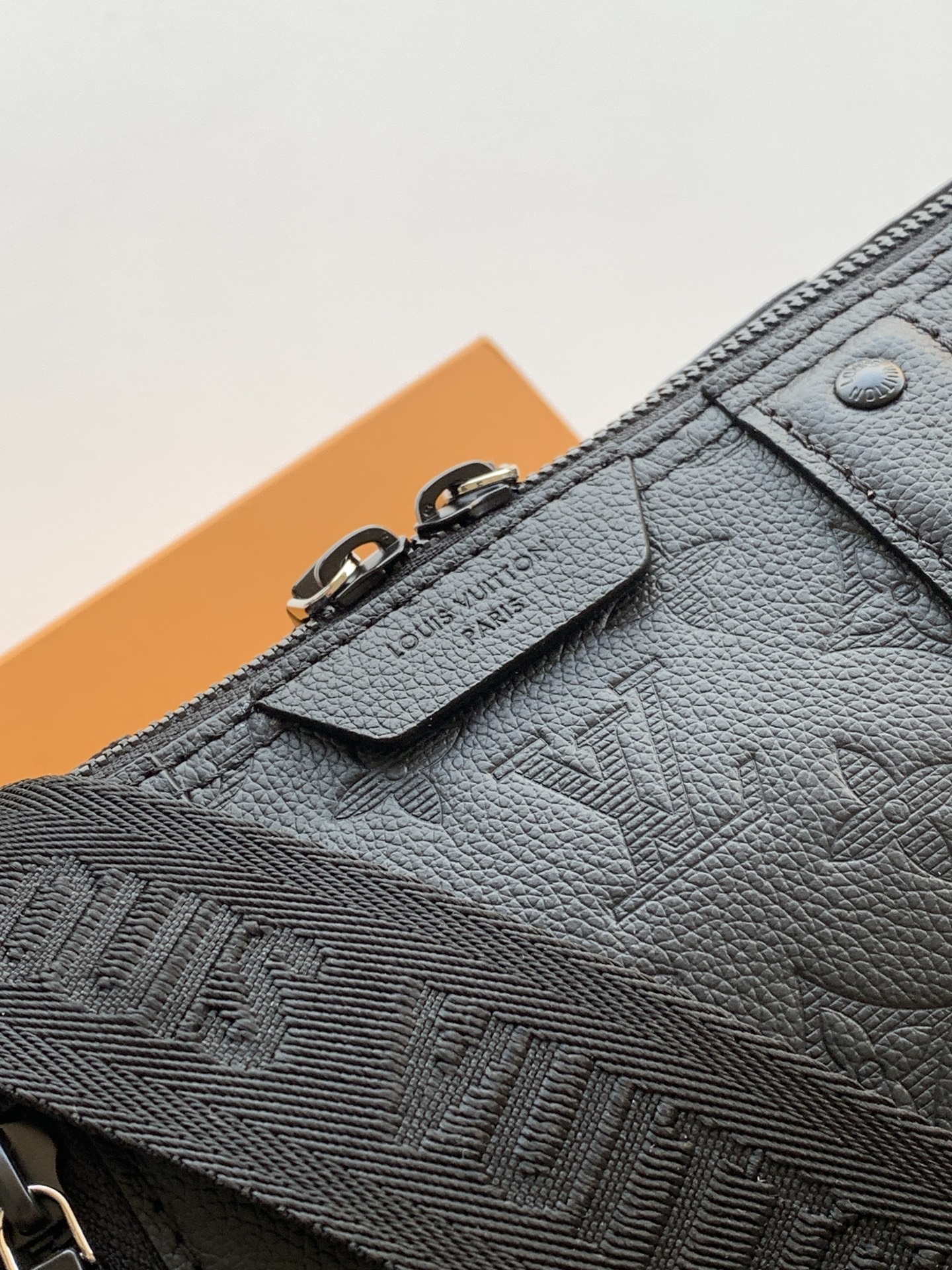 Louis Vuitton M26750 变码芯片163C Keepal 旅行袋浓缩 构型 成就此款潮流都市手袋